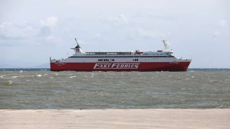 Ακινητοποιημένο και δεμένο από ρυμουλκό ανοιχτά της Ραφήνας το Fast Ferries Andros - Εγκλωβισμένοι 734 επιβάτες από το πρωί