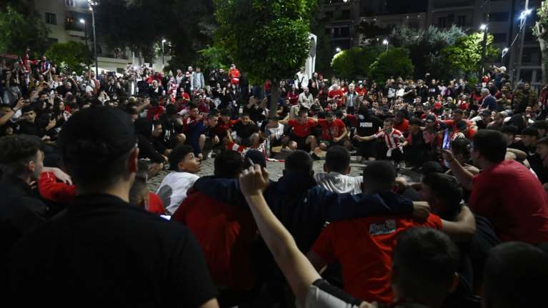Ολυμπιακός: &quot;Κάηκε&quot; το Πασαλιμάνι, ντελίριο σε όλη την Ελλάδα από τους οπαδούς των &quot;ερυθρόλευκων&quot; [Βίντεο]