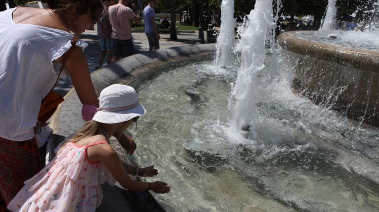 Οδηγίες προστασίας από τον καύσωνα: Τα συμπτώματα στο σώμα και τα άτομα που κινδυνεύουν περισσότερο