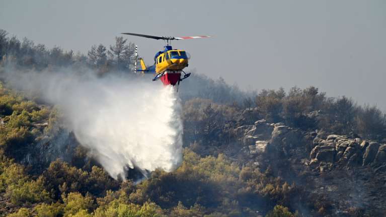 Φωτιά στο Μενίδι: Σηκώθηκαν δύο ελικόπτερα, μήνυμα από το 112