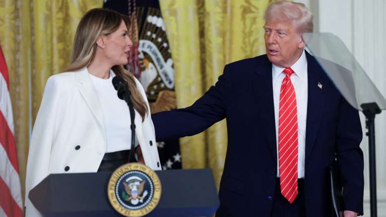 Σπάνια εμφάνιση της "εξαφανισμένης" Μελάνια Τραμπ στον Λευκό Οίκο - Πού "κρύβεται" η Πρώτη Κυρία των ΗΠΑ;