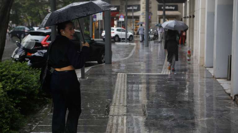 Κακοκαιρία: Το νερό ενός μήνα έπεσε στην Αττική - Πού θα χτυπήσουν έντονα φαινόμενα τις επόμενες ώρες [Χάρτες]