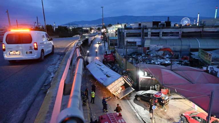 Τροχαίο σοκ στην Πέτρου Ράλλη: Φορτηγό έπεσε από τη γέφυρα και κατέληξε στη Θηβών [εικόνες-βίντεο]