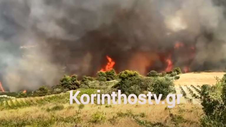 Φωτιά στην Κορινθία: Μεγάλες αναζωπυρώσεις σε Στιμάγκα και Κούτσι - Ενισχύονται οι πυροσβεστικές δυνάμεις [βίντεο]
