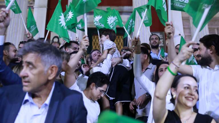 Ο Ανδρουλάκης τραγουδά το &quot;Bella Ciao&quot; κρατώντας τον γιο του αγκαλιά - &quot;Μαζί θα νικήσουμε, μαζί θα προχωρήσουμε&quot; [βίντεο]