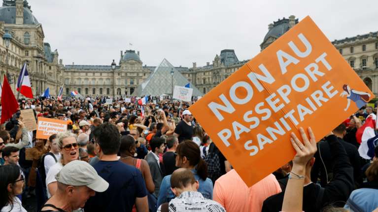 Διαδηλώσεις στη Γαλλία κατά του εμβολιασμού - &quot;Μακρόν δικτάτορα&quot; φώναζε το πλήθος [εικόνες]