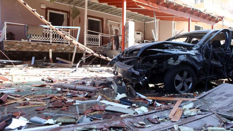 Ισχυρή έκρηξη βόμβας στον Ασπρόπυργο - Ζημιές σε σπίτια και σταθμευμένα αυτοκίνητα [εικόνες]