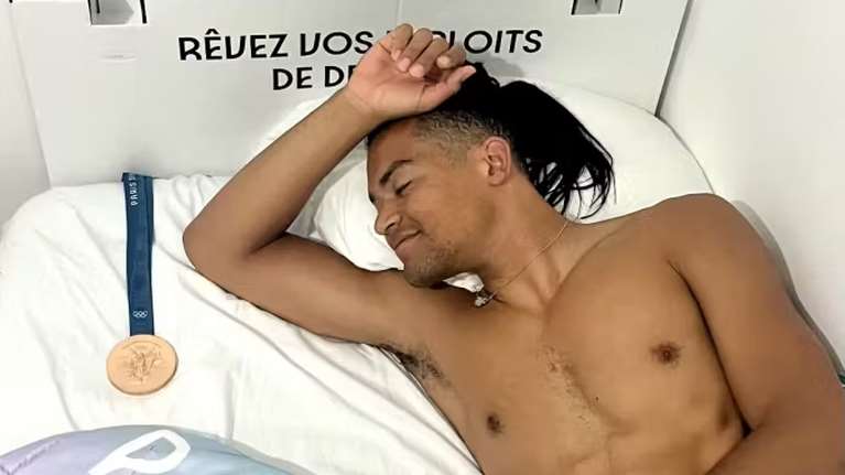 Ολυμπιακοί Αγώνες 2024: Αγκαλιά με το μετάλλιο κοιμήθηκε ο Καραλής - &quot;Καλημέρα μωρό μου&quot;