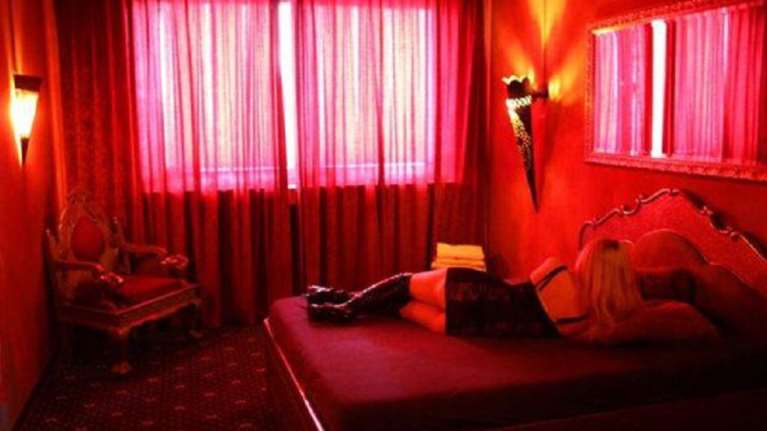 Ρόδος: Στο εδώλιο τέσσερα άτομα για κρυφό οίκο ανοχής στο πατάρι ενός μπαρ στο Φαληράκι