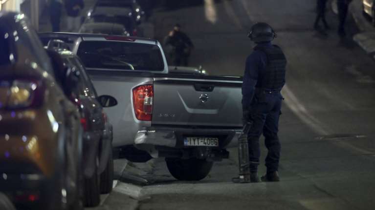 Ηλιούπολη: "Τον έβρισα και εκείνος πήγε να πάρει την καραμπίνα" - Τι λέει η σύζυγος του άνδρα που την απειλούσε [βίντεο]