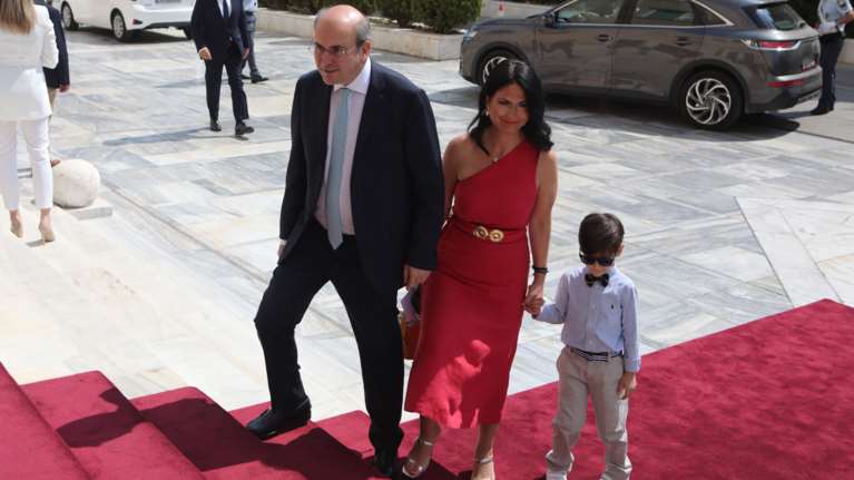 Με... συζύγους και παιδιά στη Βουλή νέοι και παλιοί βουλευτές [εικόνες]