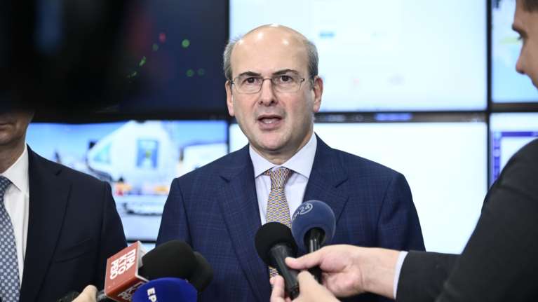 Χατζηδάκης: Δεν θα χαριστούμε σε πέντε τύπους που παρανομούν στις παραλίες