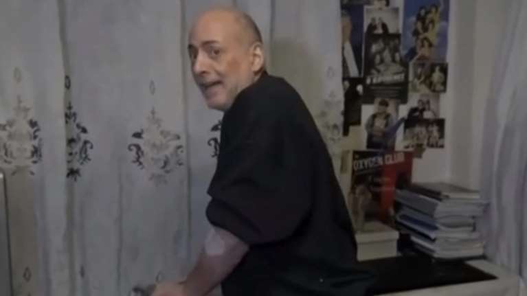 Γιώργος Λαμπάτος: Η στιγμή που επιστρέφει στο σπίτι του από το νοσοκομείο με πι και φωνάζει από τους πόνους [βίντεο]