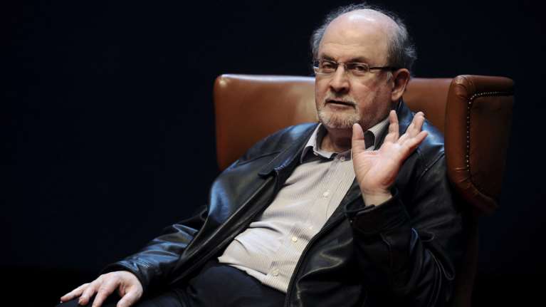 Επίθεση στον Σαλμάν Ρούσντι: Πανηγυρίζει ο ιρανικός Τύπος για τον δράστη - &quot;Ας φιλήσουμε το χέρι του&quot;