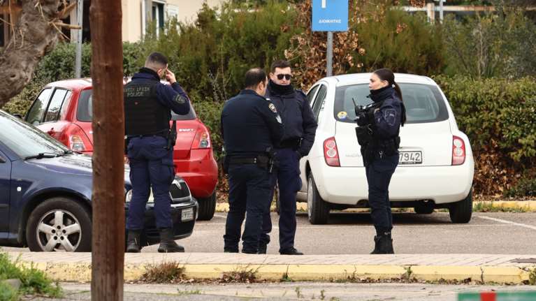 Έγκλημα στο Δαφνί: Στον εισαγγελέα ο 47χρονος που σκότωσε με σπασμένο καθρέφτη 44χρονη ασθενή