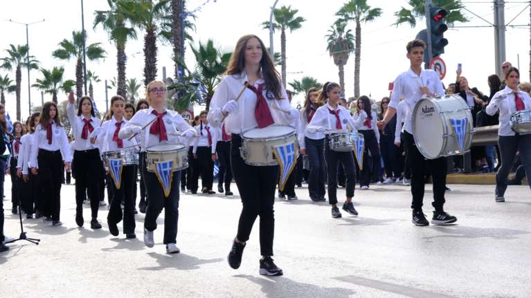 Καταγγελία για διευθυντή σχολείου: Ζήτησε από μετανάστες λεφτά για το στεφάνι που θα κατέθετε η κόρη τους