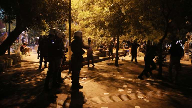 Επεισόδια στα Εξάρχεια: Ξύλο, πέτρες, δακρυγόνα και δέκα προσαγωγές [εικόνες-βίντεο]