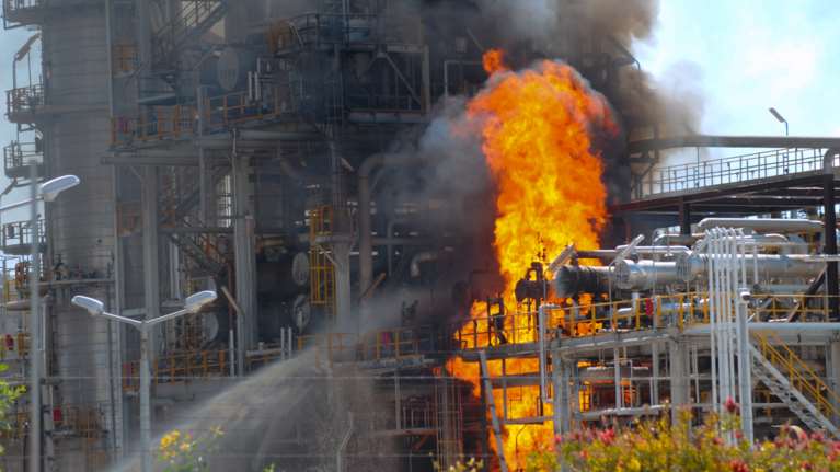 Φωτιά στις εγκαταστάσεις της Motor Oil στην Κόρινθο [εικόνες]