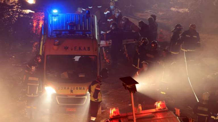 Σύγκρουση τρένων στα Τέμπη: Ανεβαίνει ο τραγικός απολογισμός- 43 οι νεκροί, δείγμα DNA για 53 αγνοούμενους