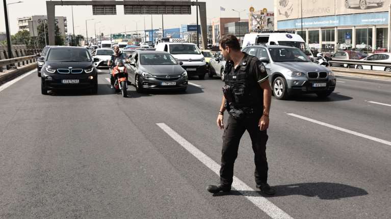 Απίστευτη κίνηση στην Αθήνα: Ακινητοποιημένη η παραλιακή από Πειραιά προς Μοσχάτο – Μπλοκαρισμένη η κάθοδος του Κηφισού