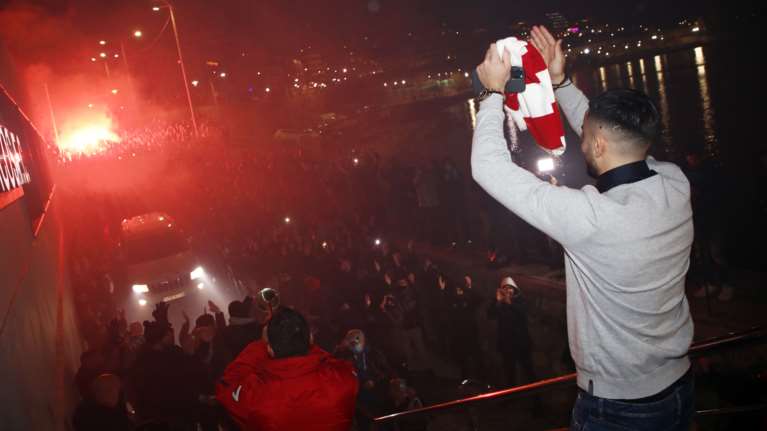 Ολυμπιακός: Ήρθε, υπέγραψε και αποθεώθηκε ο Κώστας Μανωλάς - Εκατοντάδες οπαδοί στα γραφεία της ΠΑΕ [Εικόνες - Βίντεο]