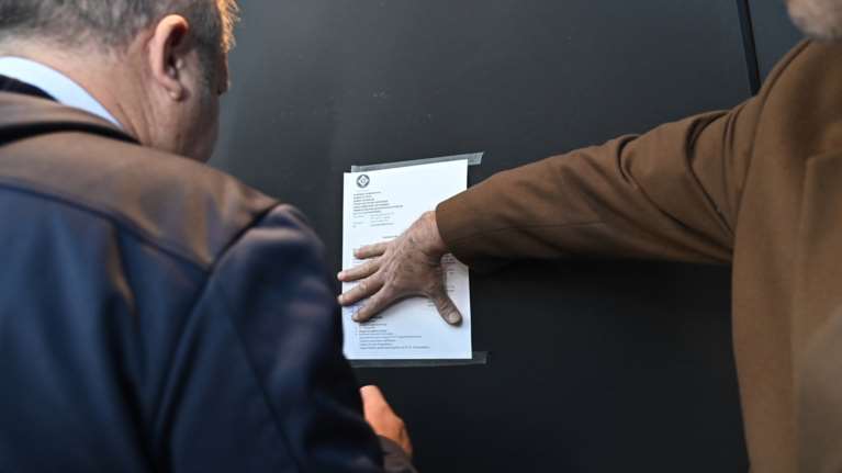 Η στιγμή που σφραγίζεται το Club22 της λεωφόρου Βουλιαγμένης- Μετά τις λιποθυμίες ανήλικων μαθητών από κατανάλωση αλκοόλ [εικόνες - βίντεο]