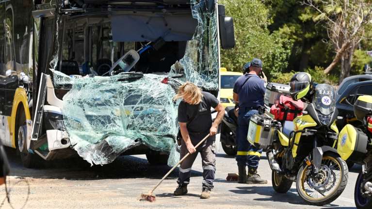 Σοβαρό τροχαίο στην παραλιακή: Σύγκρουση λεωφορείων στη Βούλα – Στους 47 οι τραυματίες, οι τρεις σοβαρά [εικόνες - βίντεο]