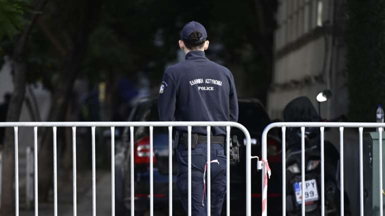 Σύλληψη δεύτερου αστυνομικού της Βουλής: Αλληλομηνύθηκε με την πρώην σύζυγο - Τέθηκε σε διαθεσιμότητα, χωρίς οπλισμό