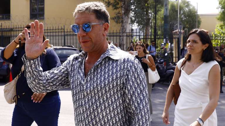 Στην αντεπίθεση ο Μαζωνάκης: Οι μηνύσεις στην οικογένειά του, ο κοριός στο σαλόνι του και ο... "Τρελός" - "Ηθική αυτουργός η Βάσω"