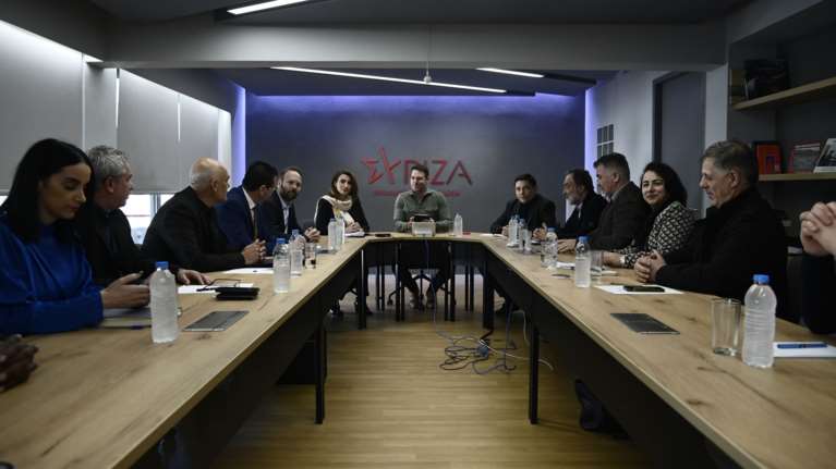 Ο Κασσελάκης προτείνει να μπουν τα αλβανικά ως γλώσσα επιλογής στα σχολεία και τα ελληνικά στην Αλβανία