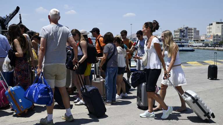 Αναχωρούνοι οι αδειούχοι: Πάνω από 360.000 έχουν φύγει από την 1η Ιουλίου - Γεμάτα συνεχώς τα πλοία [βίντεο]