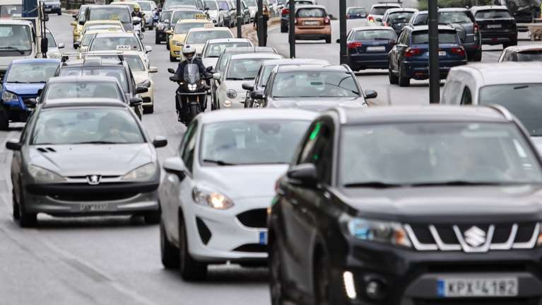 Κίνηση στους δρόμους: Μποτιλιάρισμα σε Αττική Οδό και Κηφισό - Επιστρέφουν οι εκδρομείς