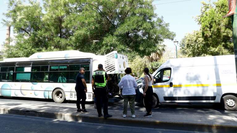 Τροχαίο στην Αχαρνών: Αστικό λεωφορείο συγκρούστηκε με ΙΧ - Λάδια στο οδόστωμα [εικόνες - βίντεο]