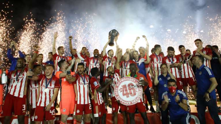 Ο Ολυμπιακός σήκωσε το 46ο πρωτάθλημα στην ιστορία του σε μια μαγευτική φιέστα στο Καραϊσκάκη [Εικόνες - Βίντεο]