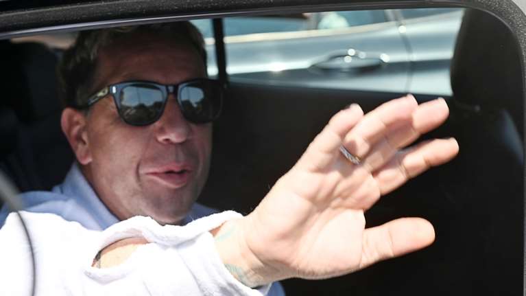 Γιώργος Μαζωνάκης: Οι πρώτες ώρες μετά το εξιτήριο από το Δρομοκαΐτειο και η κατάσταση του τραγουδιστή [βίντεο]