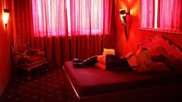 Ηλεία: Κορονο-οίκος ανοχής με μουσική και ανεμβολίαστη ιερόδουλη χωρίς τεστ