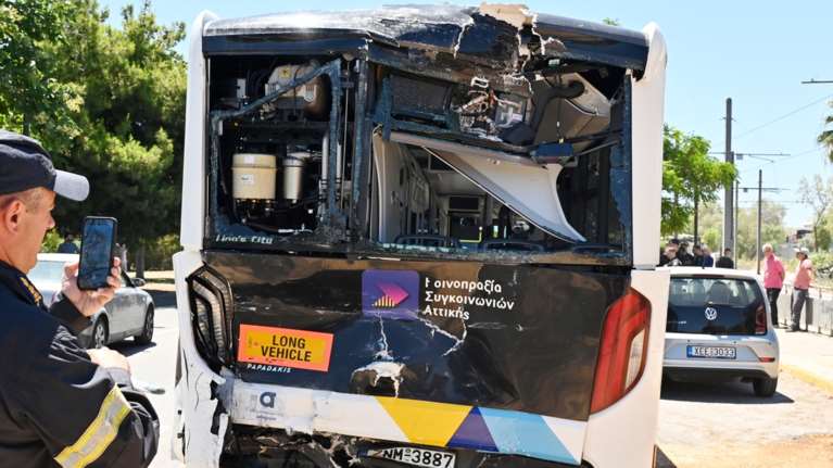 Διαμαρτυρία για το τροχαίο στη Βούλα με τα λεωφορεία του ΟΑΣΑ: &quot;Η συναδέλφισσά μας ήταν 16 ώρες στο τιμόνι&quot; - Διάψευση Κυρανάκη