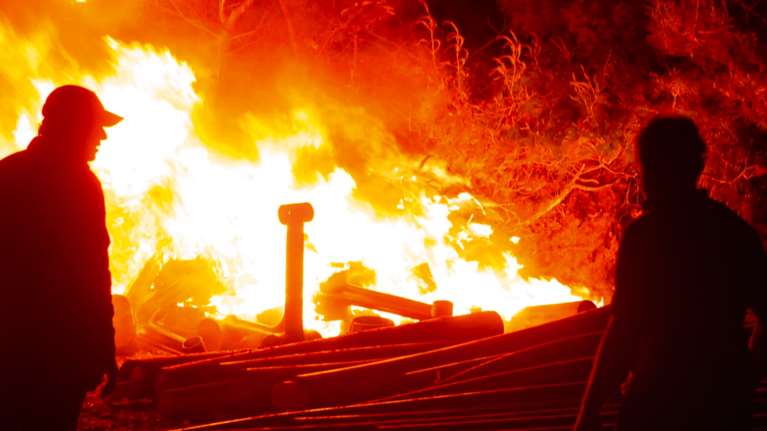 Πύρινη κόλαση στον Σχίνο Κορινθίας: Κάηκαν σπίτια - Εκκενώθηκαν οικισμοί και μοναστήρια - Κατευθύνεται προς Αλεποχώρι