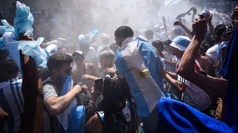 Μουντιάλ: Τα δευτερόλεπτα της απόλυτης σιωπής πριν το τελευταίο πέναλτι - Ξεχύθηκαν στους δρόμους οι Αργεντίνοι [βίντεο]