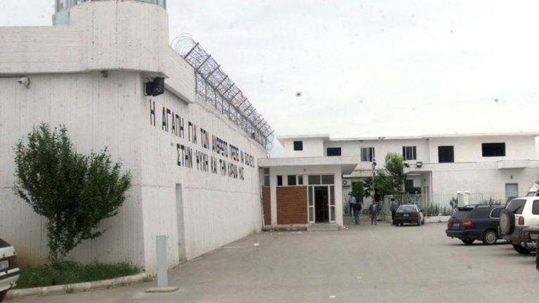 Θεσσαλονίκη: Ανεγκέφαλοι οπαδοί του ΠΑΟΚ φώναξαν συνθήματα υπέρ των 12 έξω από τις φυλακές των Διαβατών