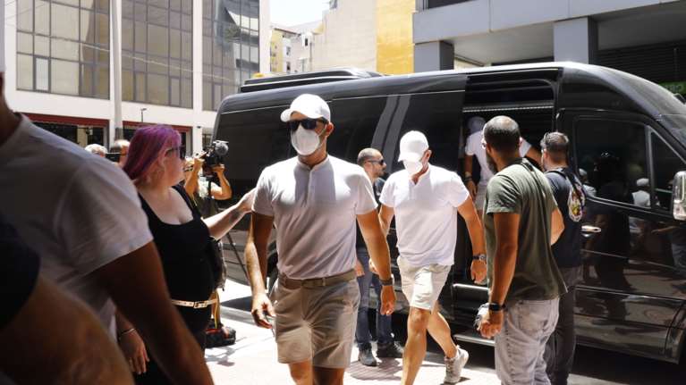 Ύδρα: Στον Εισαγγελέα οι 13 συλληφθέντες της θαλαμηγού για την φωτιά από πυροτεχνήματα - Με καπέλα, μάσκες και γυαλιά