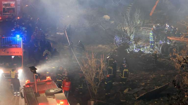 Τέμπη: &quot;Βαγόνι 3, Θέση 74&quot; - Η ανατριχιαστική μαρτυρία επιζήσασας από το σιδηροδρομικό δυστύχημα