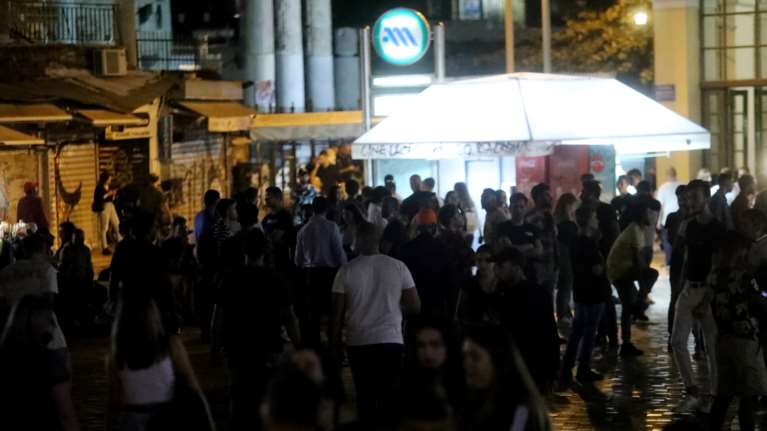 "Πάρτι" συνωστισμού στις πλατείες το βράδυ του Σαββάτου - Χωρίς μάσκες και αποστάσεις [Εικόνες-Βίντεο]