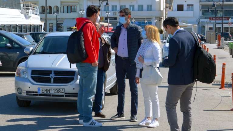 Χαλαρός στη Νάξο με κόκκινο μπουφάν, τζιν και αθλητικά ο Βασίλης Κικίλιας - Γατί πήρε &quot;σβάρνα&quot; τα νησιά ο Υπουργός Υγείας