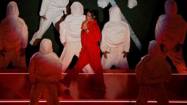 Ξανά έγκυος η Ριάνα - Η εκθαμβωτική εμφάνιση στο Super Bowl με φουσκωμένη κοιλίτσα [εικόνες - βίντεο]