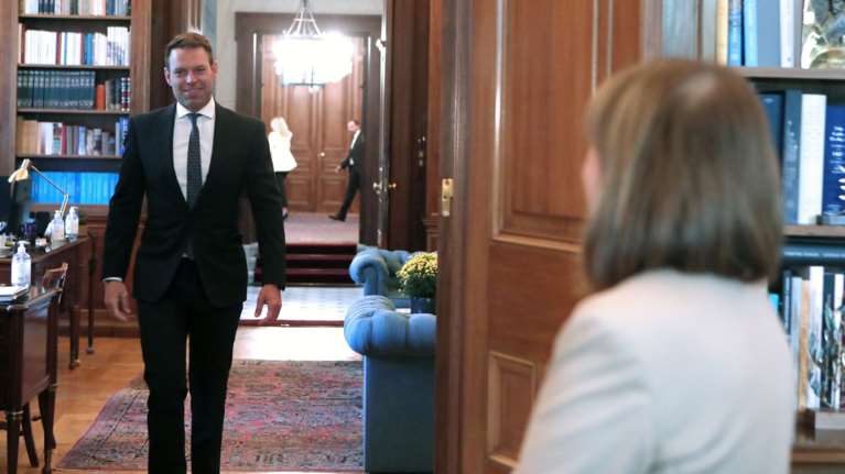 Με ατσαλάκωτο κοστούμι και γραβάτα ο Στέφανος Κασσελάκης στην Πρόεδρο της Δημοκρατίας [εικόνες]