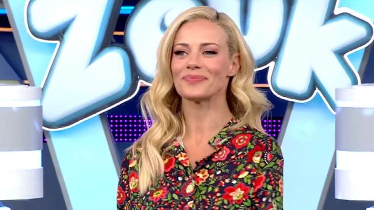 Ζέτα Μακρυπούλια: Το μακρυμάνικο μίνι φλοράλ φόρεμα που συνδύασε με υπέροχες cowboy boots