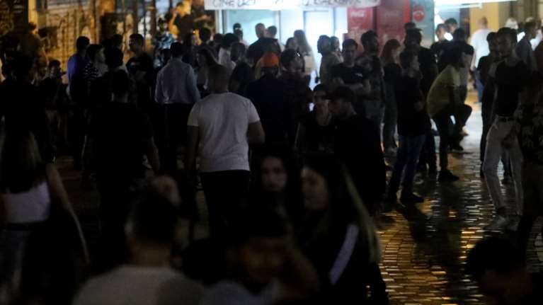 Κορονοϊός: Πάρτι λίγες ώρες μετά τα 508 κρούσματα - &quot;Βούλιαξαν&quot; τα σκαλάκια στην Ασκληπιού [βίντεο]