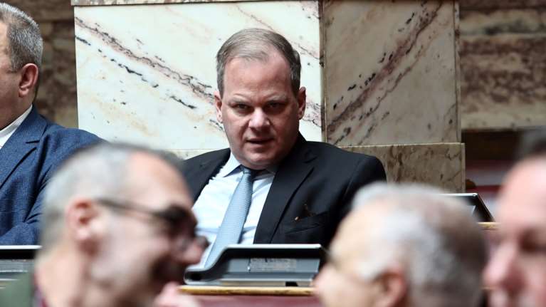 Γιατί η ΝΔ υποστηρίζει ότι ο Καραμανλής δεν έχει στην πλάτη του κακούργημα για τα Τέμπη- Σήμερα η πρόταση της πλειοψηφίας