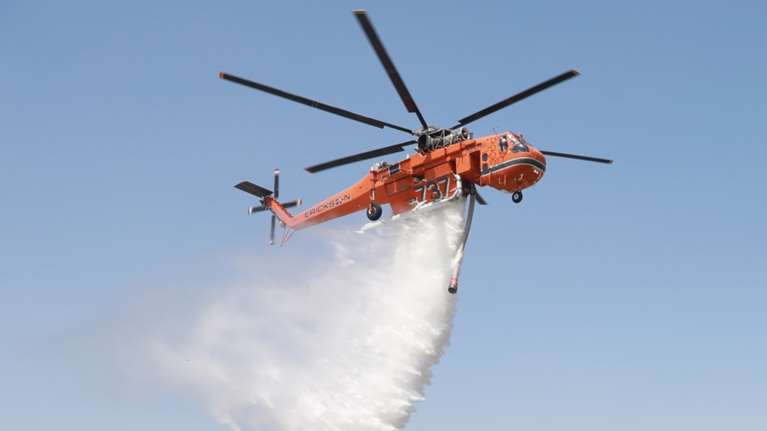 Φωτιά στην Αρκαδία: Επιχειρούν εναέρια μέσα στην περιοχή Βασκίνα